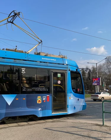 Жителям Новокузнецка предложили выбрать имена героев для автобусов и трамваев