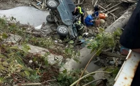 На Сахалине при падении автомобиля с моста пострадали три человека