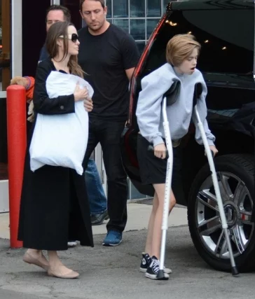 Фото: Опубликованы первые фотографии дочери Джоли и Питта после операции 3