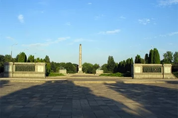 Фото: В Варшаве осквернено крупнейшее кладбище советских солдат 1