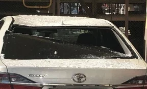 В Якутске машину мэра придавил упавший с крыши снег