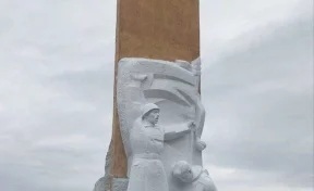 Памятник Воинам-кузбассовцам на набережной в Кемерове покрасили к 9 Мая