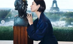 Моника Беллуччи в экстремальном мини восхитила фанатов снимком на фоне Эйфелевой башни