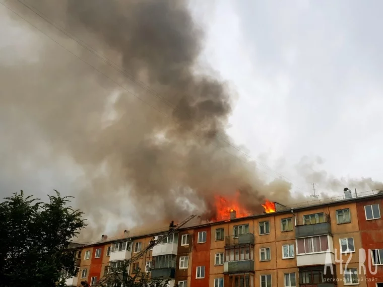 Фото: В многоквартирном доме в центре Кемерова произошёл крупный пожар, люди эвакуированы 1