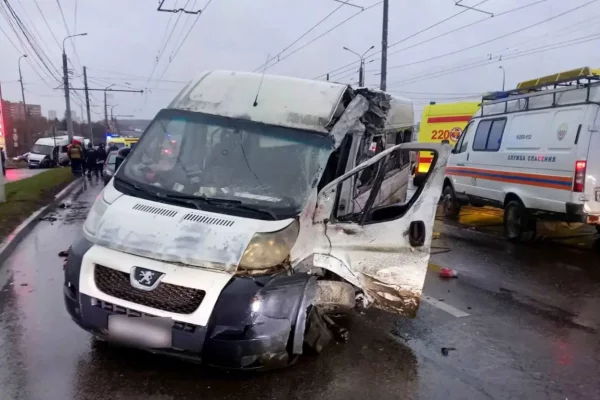 В Туле на месте смертельного ДТП с трамваем и маршрутками работают 12 бригад скорой помощи