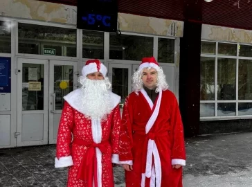 Фото: В Новокузнецке на крышу детской больницы «прилетели» Деды Морозы 2