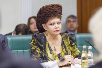 Фото: Австралийскую журналистку шокировала причёска российского сенатора 1
