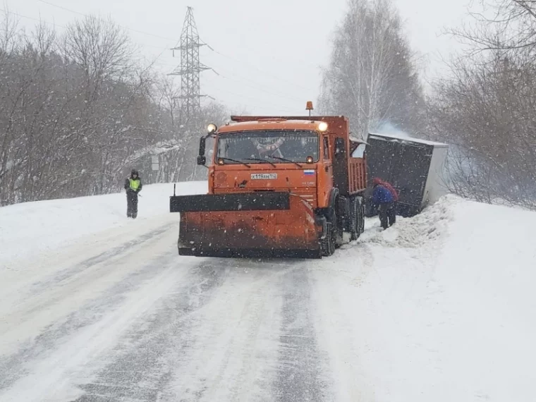 Фото: В Кемерове сотрудники ГИБДД спасли замерзавшего на дороге водителя грузовика 2