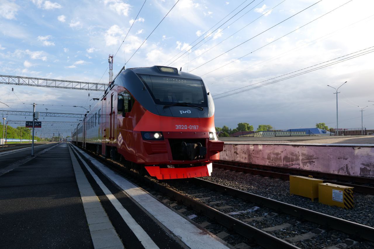 Первый рейс новой электрички прибыл на вокзал Кемерова