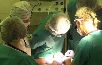 Фото: Кемеровские врачи вернули ребёнку возможность дышать, есть и говорить 1