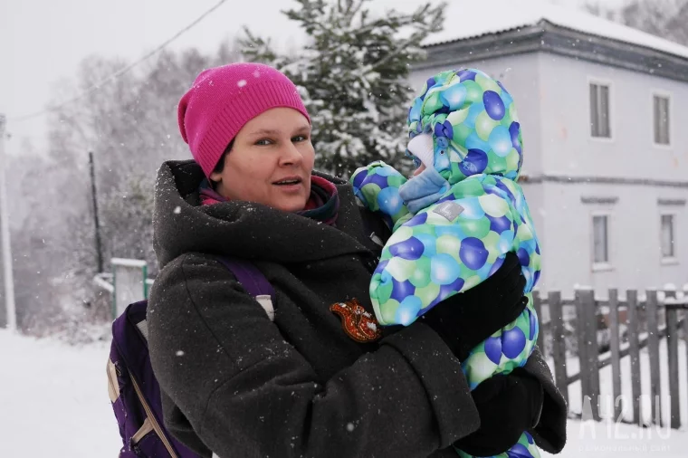 Фото: Замерзают с 4-месячной дочкой. Почему семьи в Кузбассе ждут социальный уголь до зимы 1