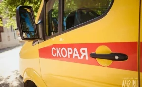 В Киселёвске скорая помощь снесла опору освещения: она упала на жилой дом