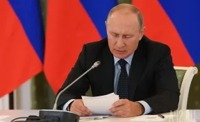 Владимир Путин наградил актера Стивена Сигала орденом Дружбы 