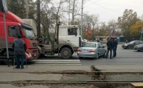 Легковушка и фура спровоцировали огромную пробку на Логовом шоссе в Кемерове