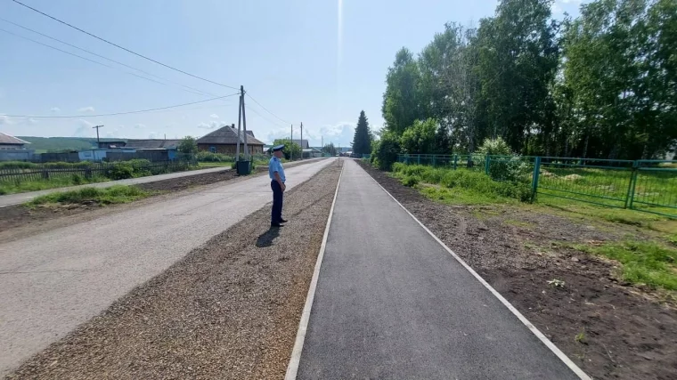 Фото: В Кузбассе дети ходили в школу по дороге без тротуара: вмешалась прокуратура 2