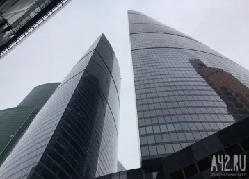 Фото: Пожар охватил 67-этажный небоскрёб Tiger Tower в Дубае 1