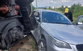 В Кузбассе грузовой поезд столкнулся с автомобилем BMW