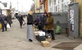 Власти Кемерова проверили стихийный рынок на остановке «Швейная фабрика»