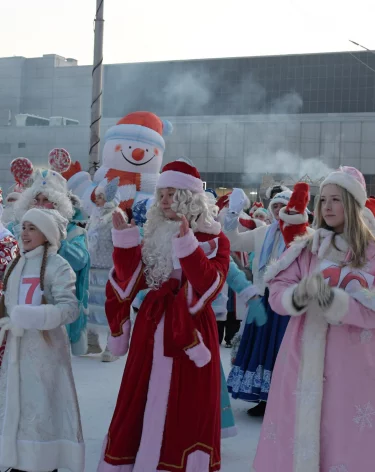 В Новокузнецке прошёл парад Дедов Морозов и Снегурочек