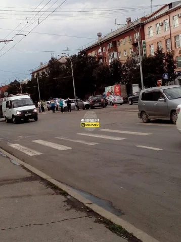 Фото: Из-за аварии на проспекте Ленина в Кемерове возникла пробка 1