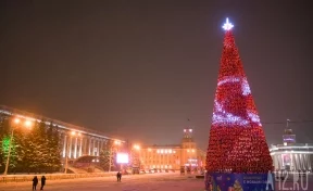Кемеровские власти рассказали, когда уберут новогоднюю ёлку с площади Советов