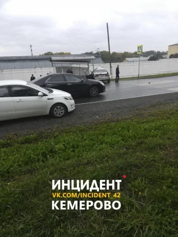 Фото: В Кемерове ВАЗ врезался в остановку: есть пострадавшие 2