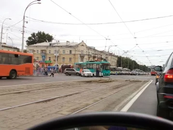 Фото: В Кемерове на проспекте Ленина образовалась пробка из-за ДТП с трамваем 1