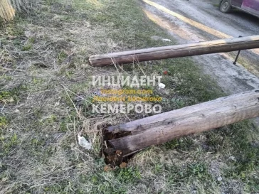 Фото: В Кузбассе деревянный столб упал на автомобиль 3