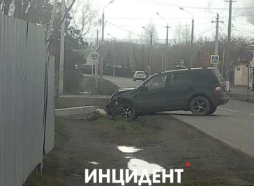 Фото: Соцсети: в Кемерове Mercedes снёс бетонное ограждение   3