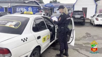 Фото: В Кузбассе задержали таксиста-нелегала без прав и лицензии на перевозку 1