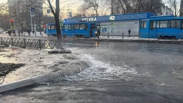 Фото: В Новокузнецке затопило участок улицы Дружбы из-за порыва на водопроводе 1