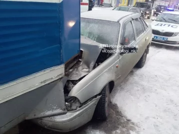 Фото: В Новокузнецке столкнулись трамвай и легковой автомобиль 1