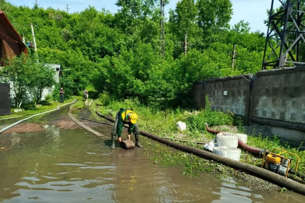 «Работают две помпы»: мэр Новокузнецка рассказал, что происходит в подтопленном микрорайоне Абашево