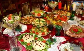 Роспотребнадзор советует россиянам выбросить новогодние салаты