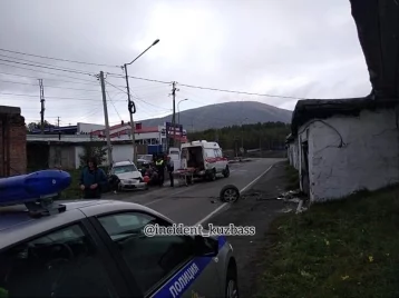 Фото: В Кузбассе автомобиль врезался в гараж, водитель госпитализирован 1