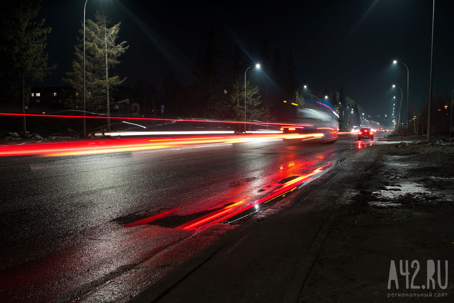 В Кузбассе после смертельного ДТП местных властей обязали установить освещение на дороге