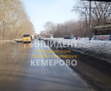 Фото: Перелетела через сугроб: в Кемерове иномарка заблокировала движение трамваев 1