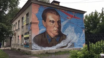 Фото: В Кемерове на фасаде дома нарисовали портрет героя 1