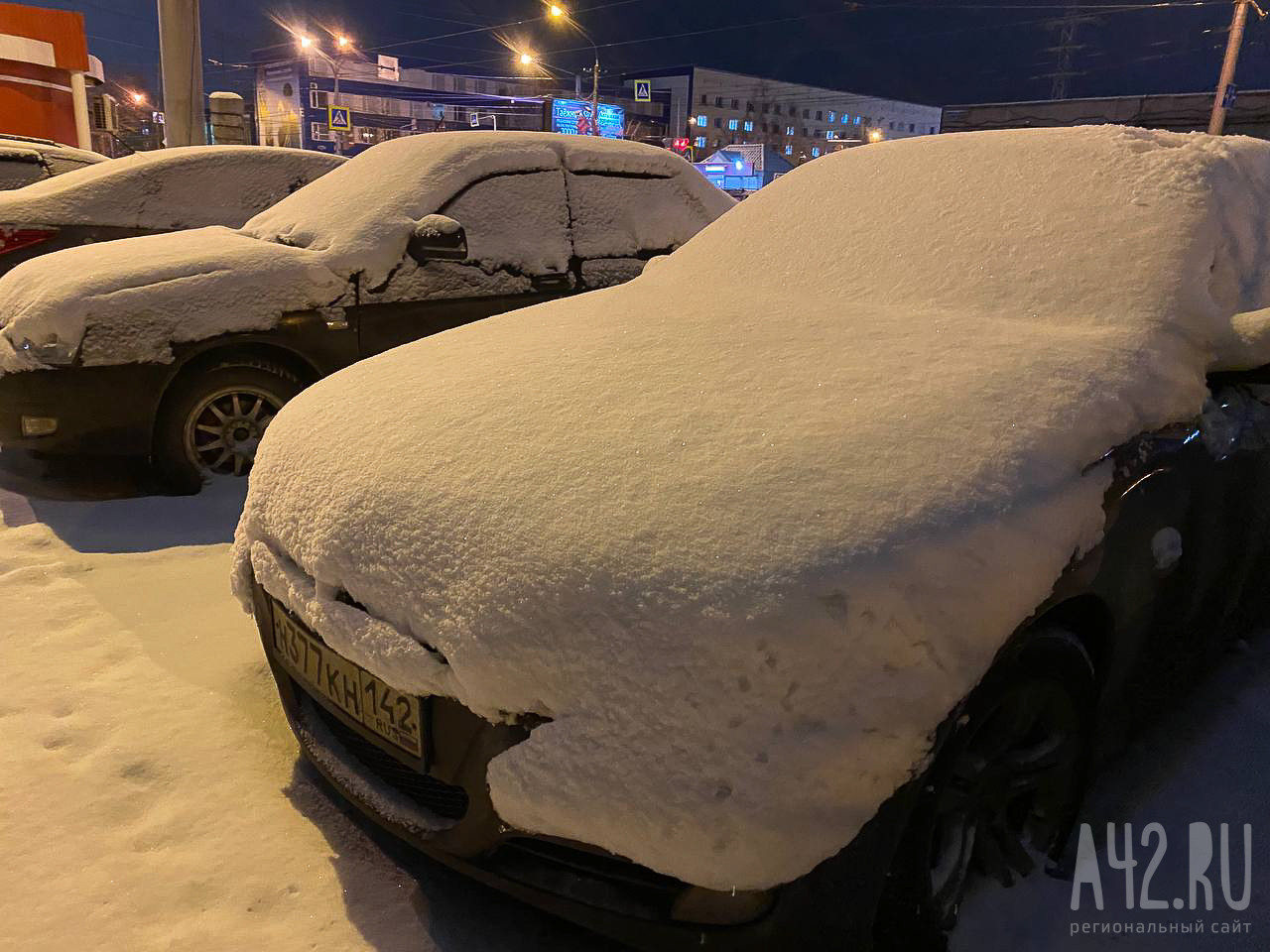 Мэр Новокузнецка попросил не парковать автомобили из-за чистки дорог от снега