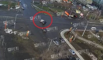 Фото: В Кузбассе на перекрёстке произошло серьёзное столкновение автомобилей: ДТП попало на видео 1