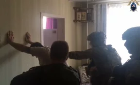 Два убийства, покушения и вымогательство: в Кузбассе задержали криминального авторитета и трёх его подельников