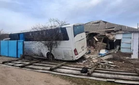 В ЛНР автобус врезался в жилой дом, пострадали четыре человека