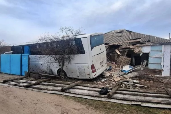 В ЛНР автобус врезался в жилой дом, пострадали четыре человека