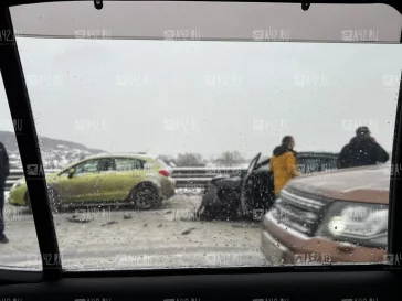 Фото: Пробка собирается на Кузбасском мосту в Кемерове из-за ДТП из трёх машин 1