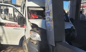 В Краснодаре скорую помощь занесло на тротуар во время ДТП, пострадали пешеходы