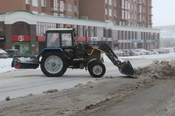 Фото: В Кемерове 137 спецмашин чистят дороги от снега 1
