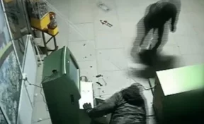 Кузбассовец с подельниками попытался украсть банкомат из супермаркета 