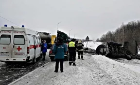 Утечка мазута и двое пострадавших: на кузбасской трассе столкнулись два грузовика с нефтепродуктами