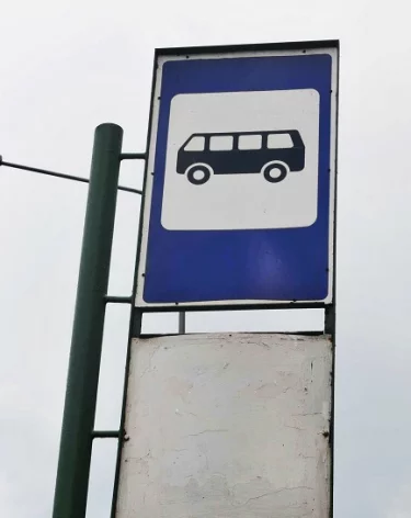 Вандалы уничтожили работу прокопьевского художника, рисующего на остановках