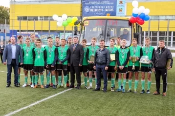 Фото: Юные кузбасские футболисты получили автобус от губернатора 1